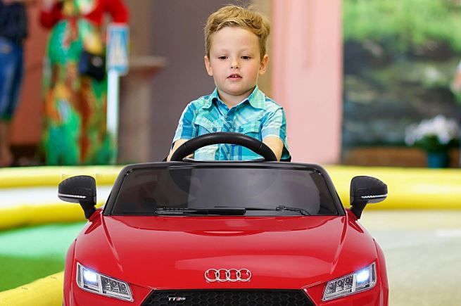 Cómo benefician los coches eléctricos para niños a su desarrollo