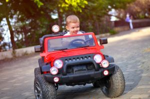 Diferencias entre un coche para niño licenciado y un coche style