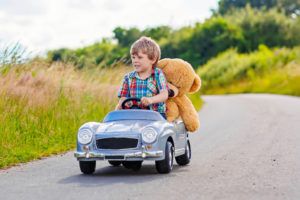 Cómo diferenciar coches eléctricos infantiles con dos plazas