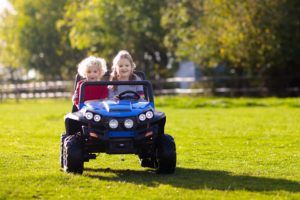 Coches de batería para niños. mantenimiento del tren trasero y delantero