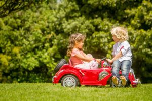 Tornillería en coches eléctricos para niños