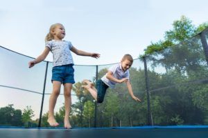 Dale la bienvenida a la primavera con camas elásticas infantiles