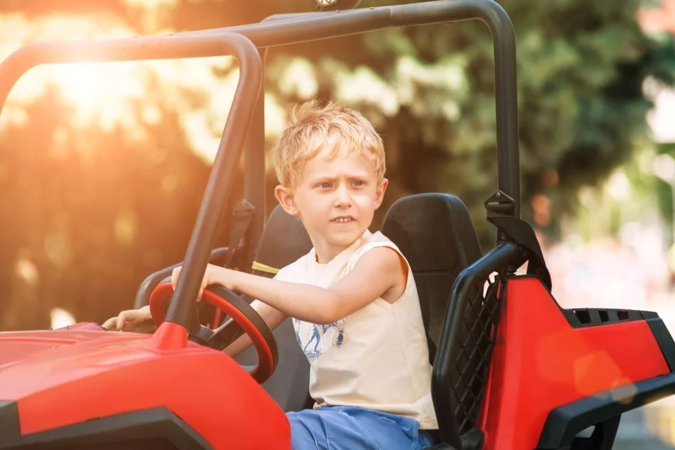 No te pierdas los mejores coches para niños deportivos