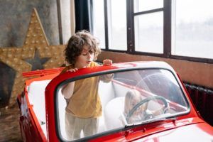 5 coches eléctricos para niños y niñas en color rosa